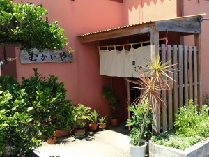 沖縄そばとギョーザの店 むかいや
