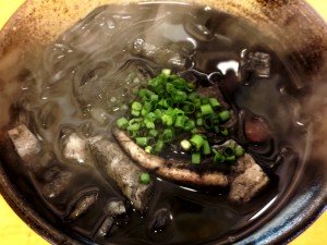 まっ黒イカスミ沖縄そば( ﾟдﾟ)！！