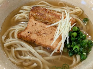 国際通り近くで沖縄そば！！！(≧◇≦)