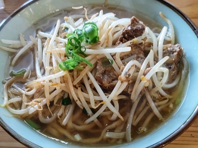買い物ついでにスタミナ補給！縁そば 浦添店の「肉もやしそば」でパワー全開っ！